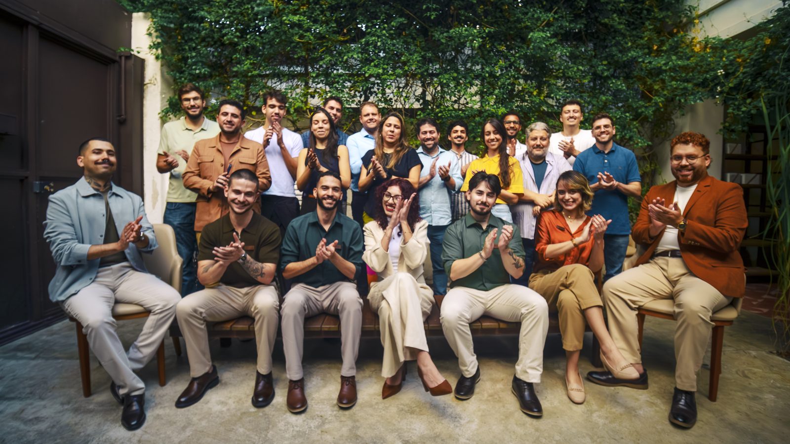 Foto geral do Petit Comité by BALTAZZAR com todos os convidados e a equipe reunidos no pátio do espaço, ao fim do evento