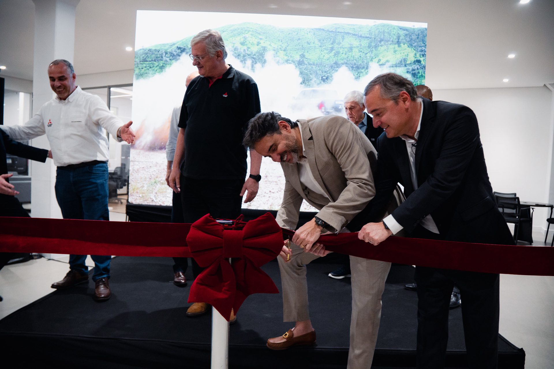 Capa do artigo: Fotografia de inauguração: os bastidores da reinauguração da concessionária Mitsubishi